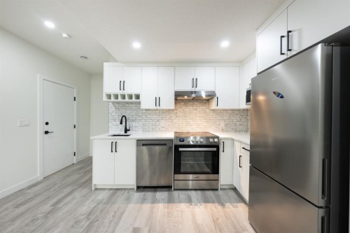 260 Belmont Boulevard Sw, Calgary, AB - Indoor Photo Showing Kitchen With Stainless Steel Kitchen With Upgraded Kitchen