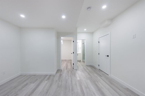 260 Belmont Boulevard Sw, Calgary, AB - Indoor Photo Showing Other Room
