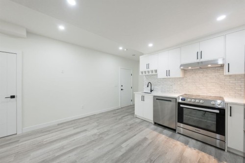 260 Belmont Boulevard Sw, Calgary, AB - Indoor Photo Showing Kitchen