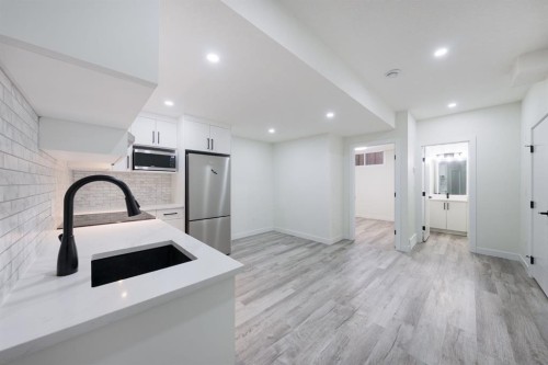 260 Belmont Boulevard Sw, Calgary, AB - Indoor Photo Showing Kitchen