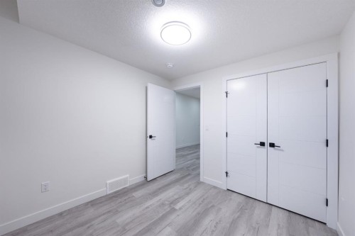 260 Belmont Boulevard Sw, Calgary, AB - Indoor Photo Showing Other Room