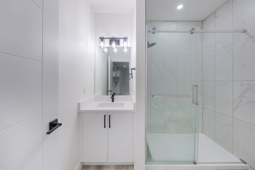 260 Belmont Boulevard Sw, Calgary, AB - Indoor Photo Showing Bathroom