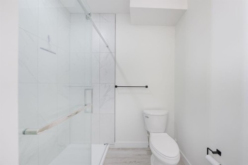 260 Belmont Boulevard Sw, Calgary, AB - Indoor Photo Showing Bathroom