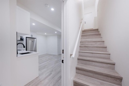 260 Belmont Boulevard Sw, Calgary, AB - Indoor Photo Showing Other Room