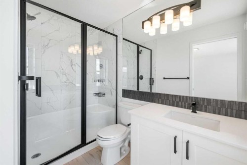 260 Belmont Boulevard Sw, Calgary, AB - Indoor Photo Showing Bathroom