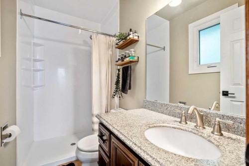 723 5 Avenue Sw, High River, AB - Indoor Photo Showing Bathroom