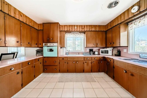 3604 Parkhill Street Sw, Calgary, AB - Indoor Photo Showing Kitchen
