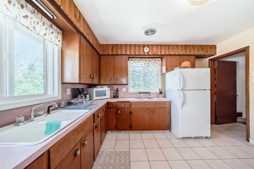 3604 Parkhill Street Sw, Calgary, AB - Indoor Photo Showing Kitchen