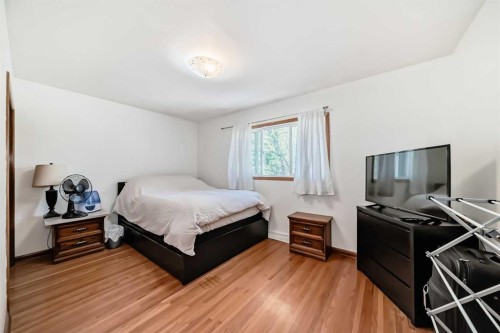 3604 Parkhill Street Sw, Calgary, AB - Indoor Photo Showing Bedroom