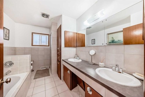 3604 Parkhill Street Sw, Calgary, AB - Indoor Photo Showing Bathroom