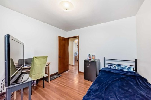 3604 Parkhill Street Sw, Calgary, AB - Indoor Photo Showing Bedroom