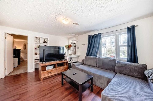 3604 Parkhill Street Sw, Calgary, AB - Indoor Photo Showing Living Room