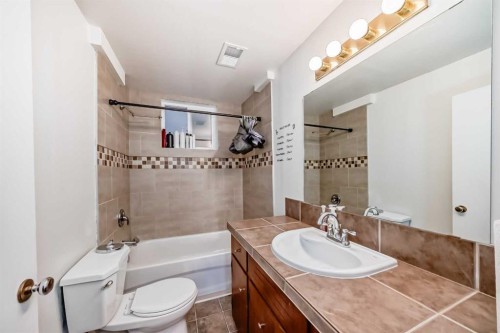 3604 Parkhill Street Sw, Calgary, AB - Indoor Photo Showing Bathroom