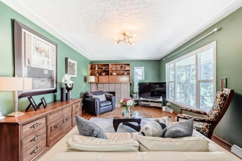 3604 Parkhill Street Sw, Calgary, AB - Indoor Photo Showing Living Room
