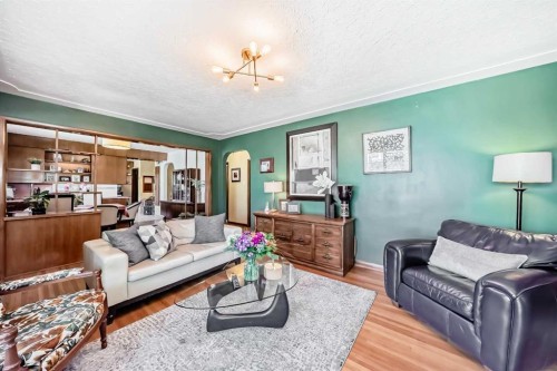 3604 Parkhill Street Sw, Calgary, AB - Indoor Photo Showing Living Room