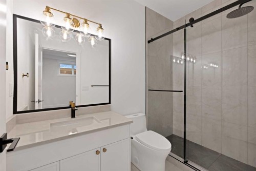 2221 Halifax Crescent Nw, Calgary, AB - Indoor Photo Showing Bathroom