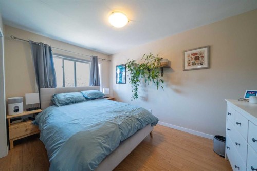 4627 29 Avenue Nw, Calgary, AB - Indoor Photo Showing Bedroom