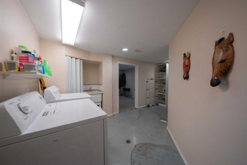 4627 29 Avenue Nw, Calgary, AB - Indoor Photo Showing Laundry Room