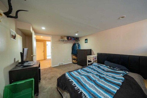4627 29 Avenue Nw, Calgary, AB - Indoor Photo Showing Bedroom