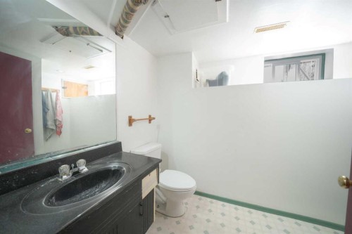 4627 29 Avenue Nw, Calgary, AB - Indoor Photo Showing Bathroom