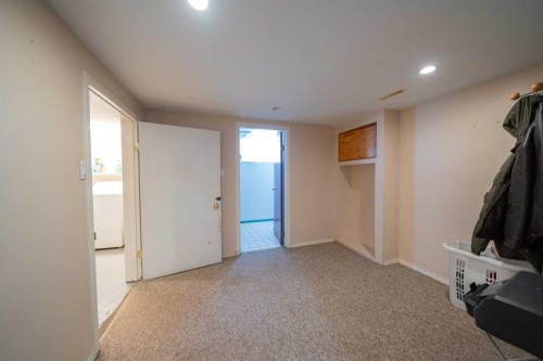4627 29 Avenue Nw, Calgary, AB - Indoor Photo Showing Other Room