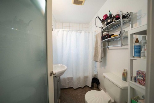 4627 29 Avenue Nw, Calgary, AB - Indoor Photo Showing Bathroom