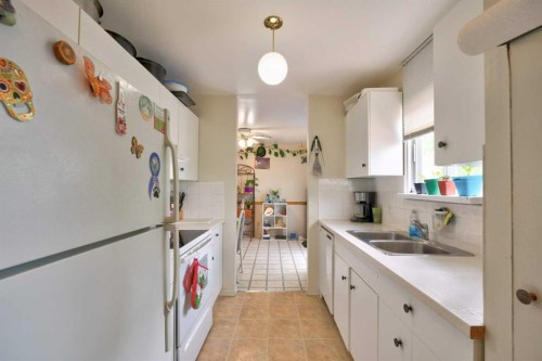 517 55 Avenue West, Claresholm, AB - Indoor Photo Showing Kitchen With Double Sink