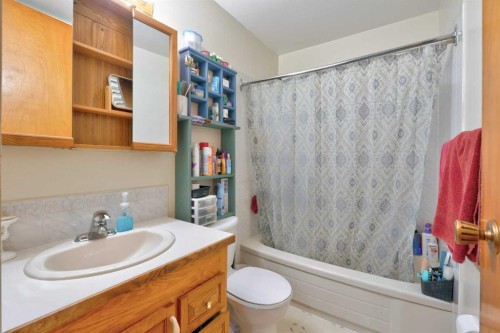 517 55 Avenue West, Claresholm, AB - Indoor Photo Showing Bathroom