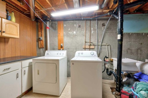 517 55 Avenue West, Claresholm, AB - Indoor Photo Showing Laundry Room