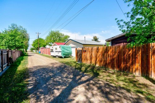 517 55 Avenue West, Claresholm, AB - Outdoor