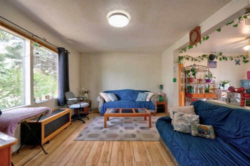 517 55 Avenue West, Claresholm, AB - Indoor Photo Showing Living Room