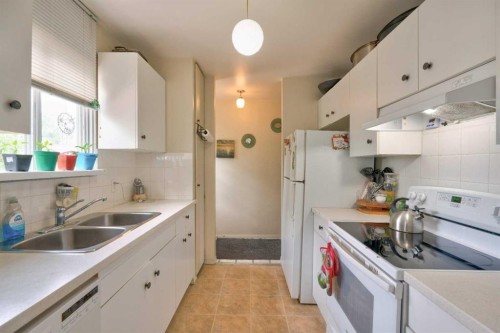 517 55 Avenue West, Claresholm, AB - Indoor Photo Showing Kitchen With Double Sink