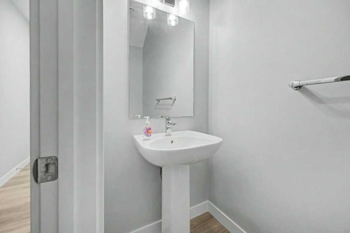 142 Sovereign Common Sw, Calgary, AB - Indoor Photo Showing Bathroom