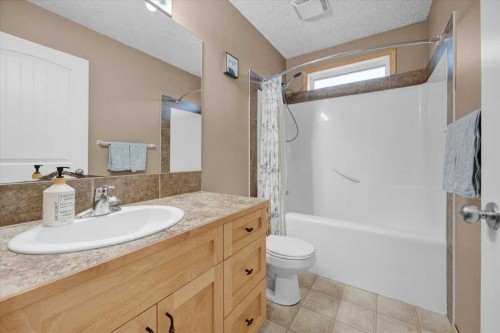 917 High Park Way Nw, High River, AB - Indoor Photo Showing Bathroom