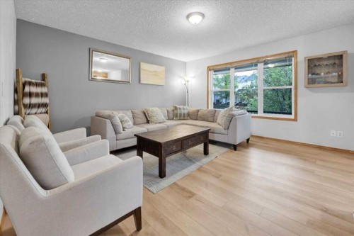 917 High Park Way Nw, High River, AB - Indoor Photo Showing Living Room