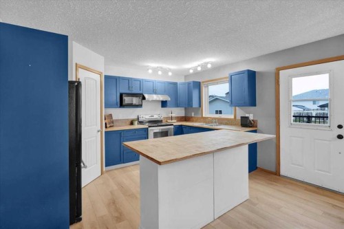 917 High Park Way Nw, High River, AB - Indoor Photo Showing Kitchen