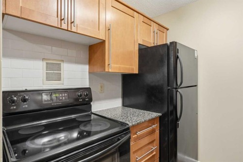 723-6400 Coach Hill Road Sw, Calgary, AB - Indoor Photo Showing Kitchen