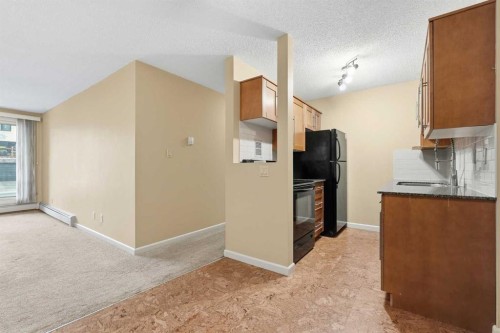 723-6400 Coach Hill Road Sw, Calgary, AB - Indoor Photo Showing Other Room