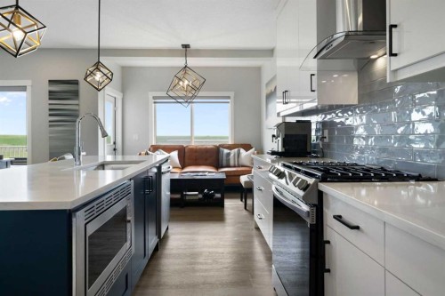 836 Edgefield Street, Strathmore, AB - Indoor Photo Showing Kitchen With Upgraded Kitchen