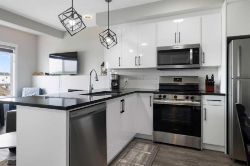 836 Edgefield Street, Strathmore, AB - Indoor Photo Showing Kitchen
