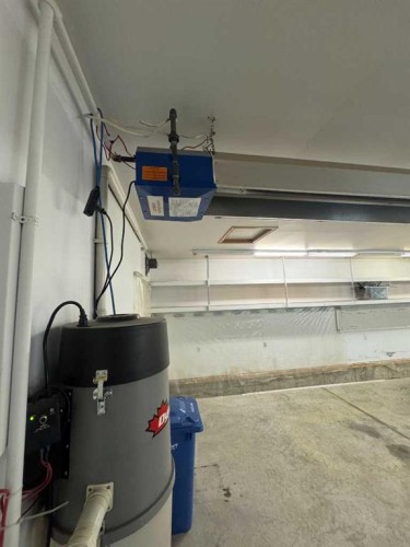22 Julia Place, Didsbury, AB - Indoor Photo Showing Garage