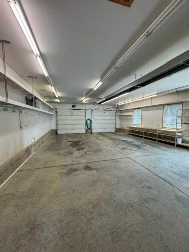 22 Julia Place, Didsbury, AB - Indoor Photo Showing Garage