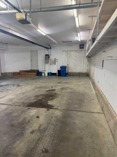 22 Julia Place, Didsbury, AB - Indoor Photo Showing Garage