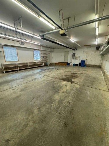 22 Julia Place, Didsbury, AB - Indoor Photo Showing Garage