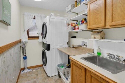 4 Hamptons Heath Nw, Calgary, AB - Indoor Photo Showing Laundry Room