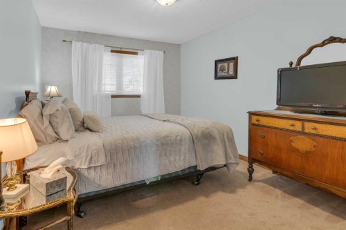 4 Hamptons Heath Nw, Calgary, AB - Indoor Photo Showing Bedroom