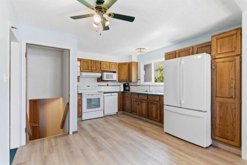 19 Templevale Way Ne, Calgary, AB - Indoor Photo Showing Kitchen