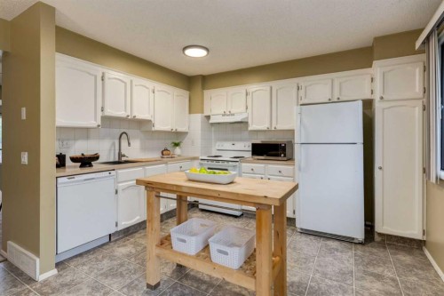 10-3302 50 Street Nw, Calgary, AB - Indoor Photo Showing Kitchen