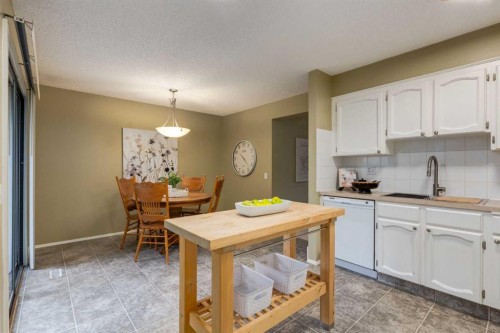 10-3302 50 Street Nw, Calgary, AB - Indoor Photo Showing Kitchen