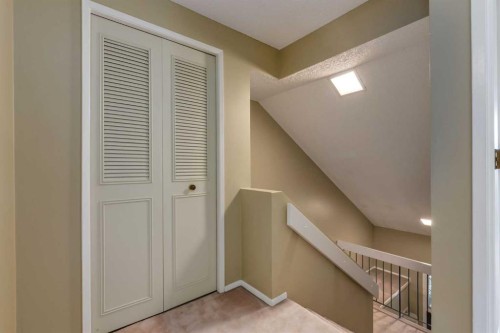 10-3302 50 Street Nw, Calgary, AB - Indoor Photo Showing Other Room